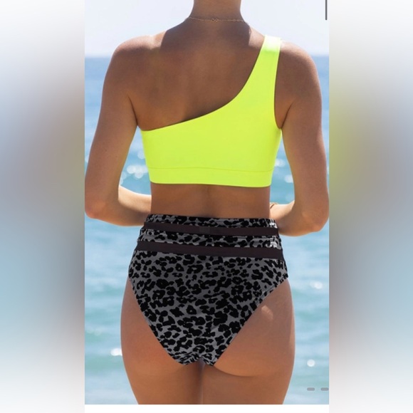 Bikini - Picture 8 of 10